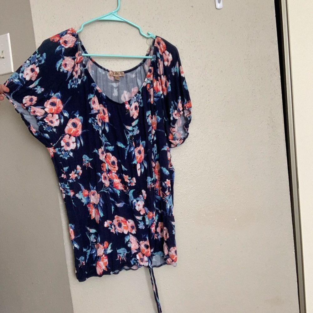 SS top. 2X. Gently worn. Flower print.